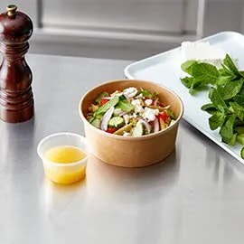 Salade grecque avec taboulé et vinaigrette aux agrumes